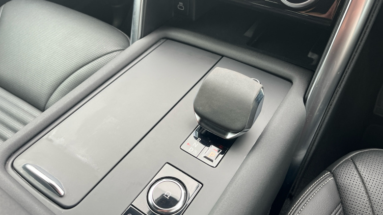 Land Rover Discovery 3.0 D300 R-Dynamic SE 5dr Auto Diesel Station Wagon